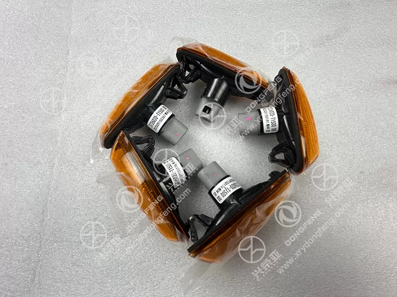Multi-Piece Packaging View Right Turn Signal Light Assembly OE 3726020-T1500 Dongfeng DFAC