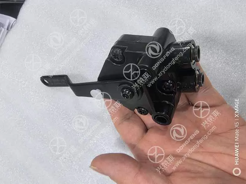 Handheld View Front Suspension Height Valve OE 5001090-C6106 Dongfeng GX&KX
