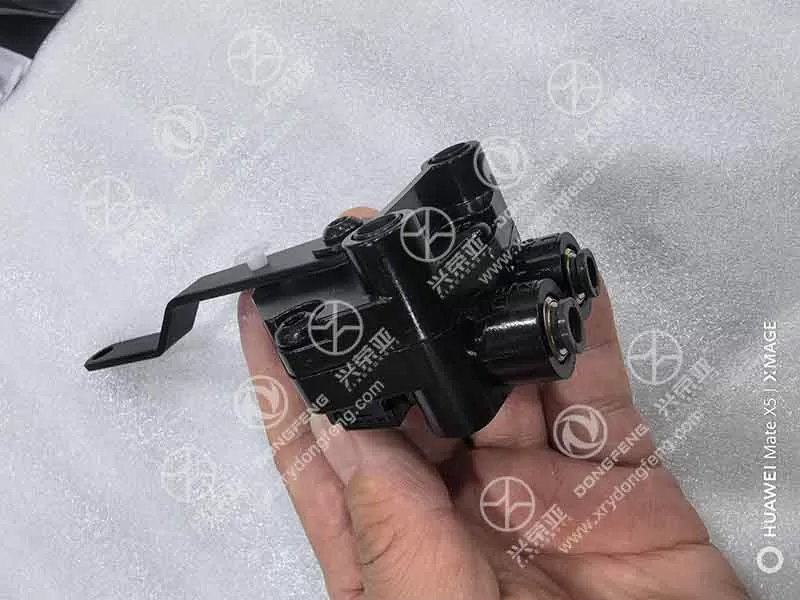 Tabletop Overall View Front Suspension Height Valve OE 5001090-C6106 Dongfeng 