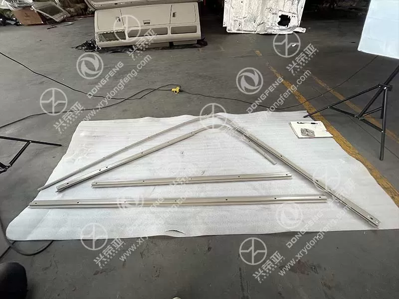 Side View Right Curtain Rail OE 8205925-C3152 Dongfeng KL