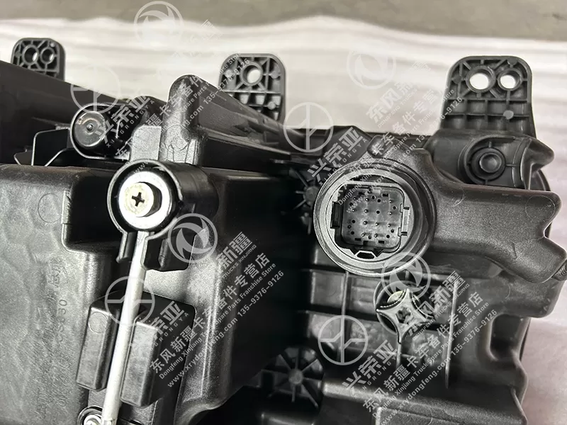 Detail View Left Front Combination Lamp with Integrated Fog Light OE 3772010-CS030 Dongfeng Xinjiang X9