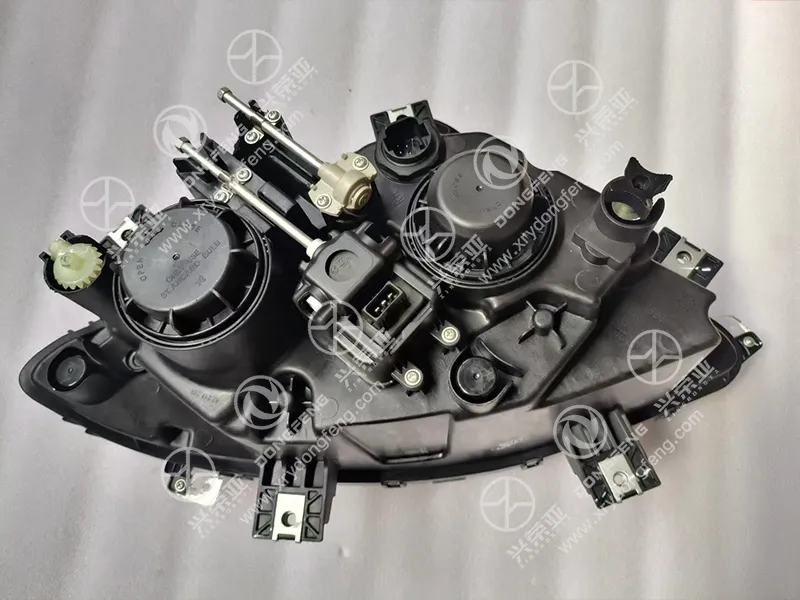 OEM Standard Wiring Plug & Multi-Point Fixed Mounting Lug Detail Right Headlamp OE 3772020-C3301