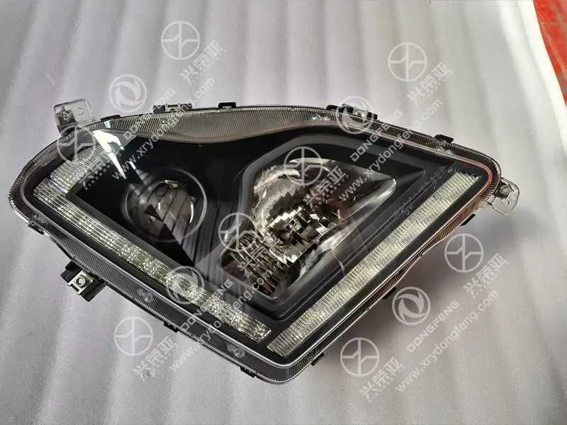 Built-In LED Daytime Running Light Strip & Dual Reflector Lens Detail OEM Headlamp 3772020-C3301