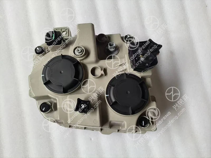 Manual Screw Light Height Adjuster & Dual Bulb Dust Sealing Cap Detail Right Combination Headlamp OE 3772020-C1G00