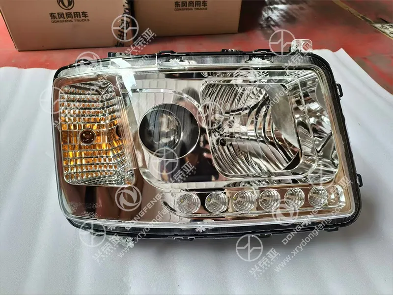 Central precision projector lens, bottom horizontal LED DRL strip & independent amber turn signal window lens detail OEM headlamp 3772020-C3305