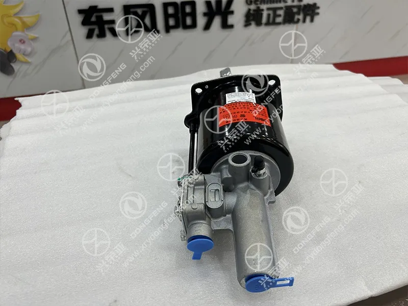 Side close view of die-cast aluminum master cylinder and standard blue capped air ports clutch booster OE 1608080-1980 DFAC OEM servo unit for Dongfeng Captain truck