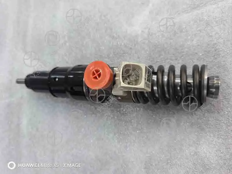 Horizontal display of new original fuel injector assembly 1112010‑E9300 for Dongfeng LoongGine DDi11 Engine